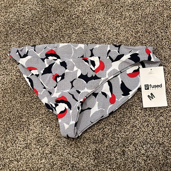 Fused Hawaii set large top and medium bottoms - Picture 2 of 5